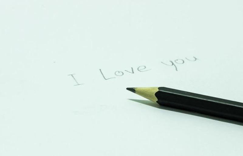 Карандаш с текстом "Я тебя люблю"