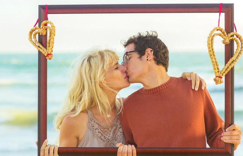 пара, держащая рамку