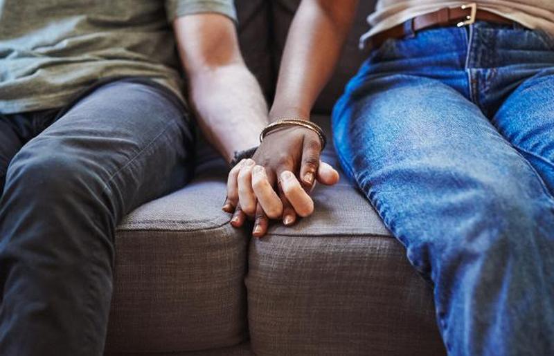 пара держится за руки