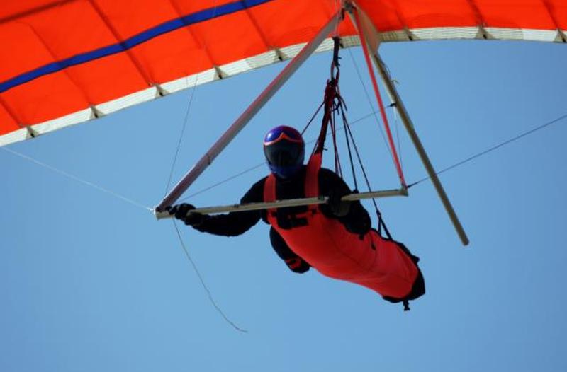 https://cf.ltkcdn.net/dating/images/slide/86658-850x559-hang-glider.jpg