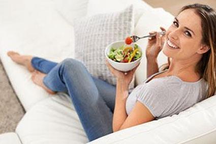 Женщина ест здоровый салат