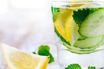 Лимонная мята огуречная вода