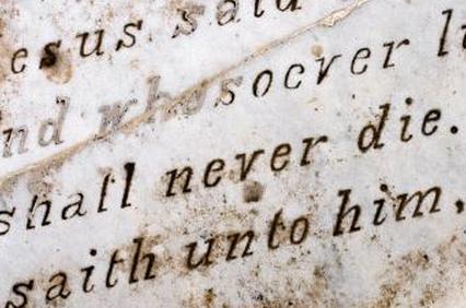 Цитата из Священного Писания на надгробии