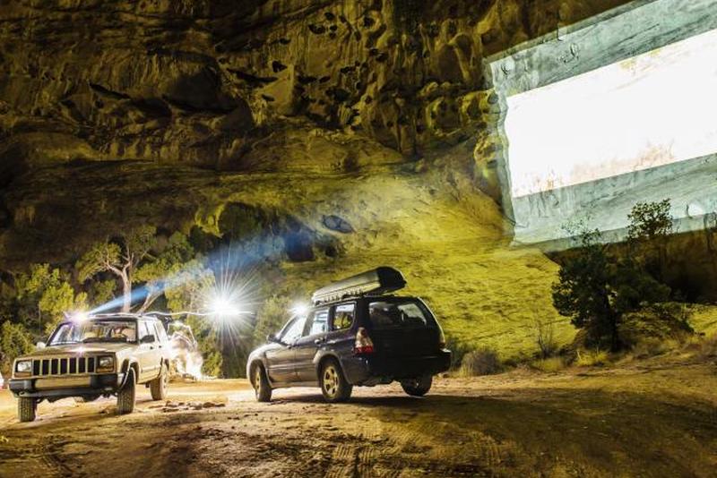 Внедорожники с использованием проектора на скале 