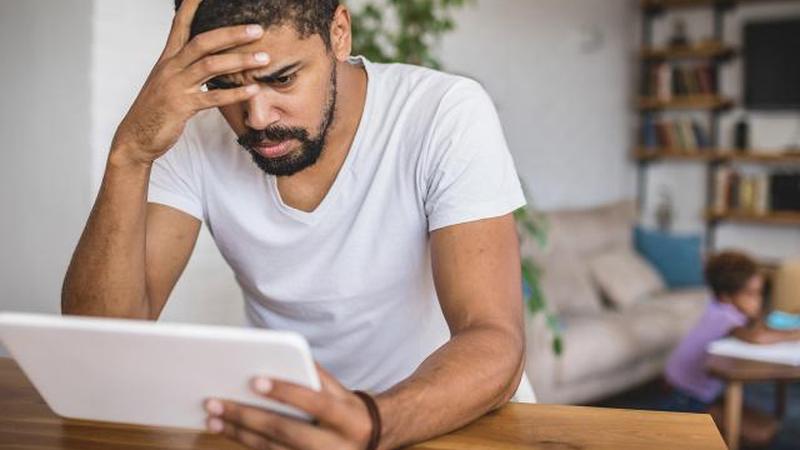 Обеспокоенный отец на планшете дома