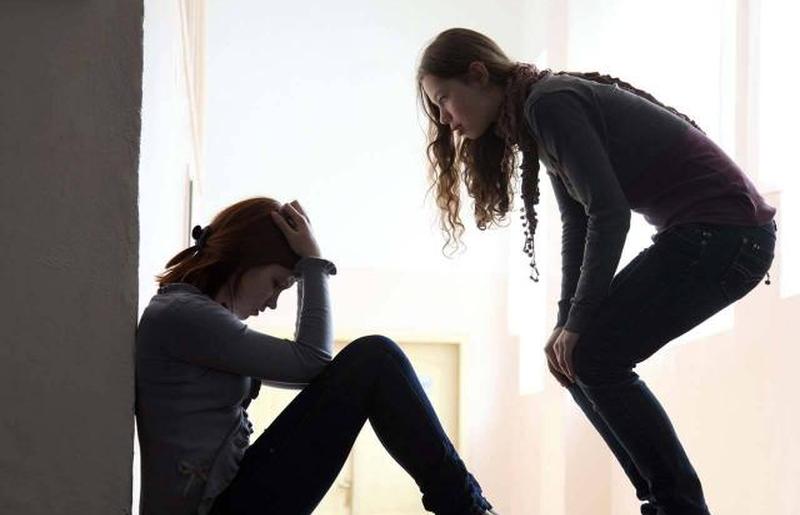 Девушка предлагает помощь своему другу