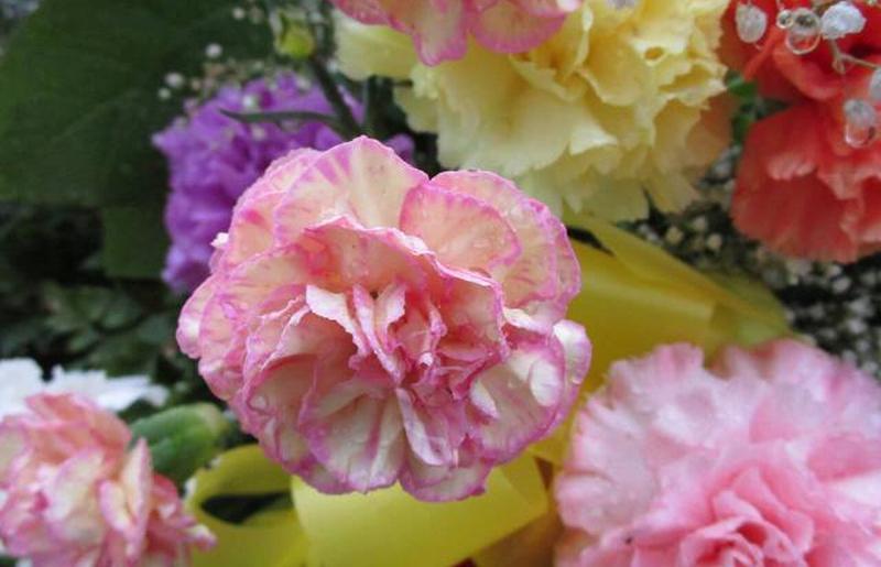 похоронная цветочная композиция 