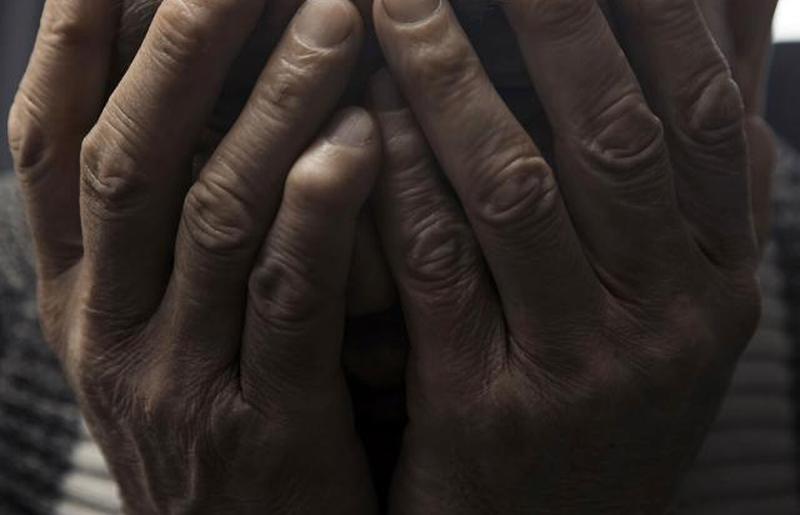 человек закрывает лицо руками