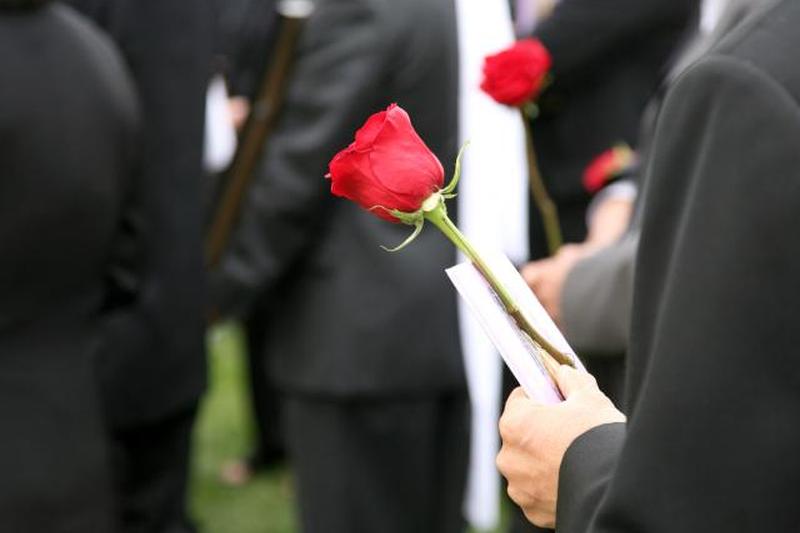 Посещение службы в черном