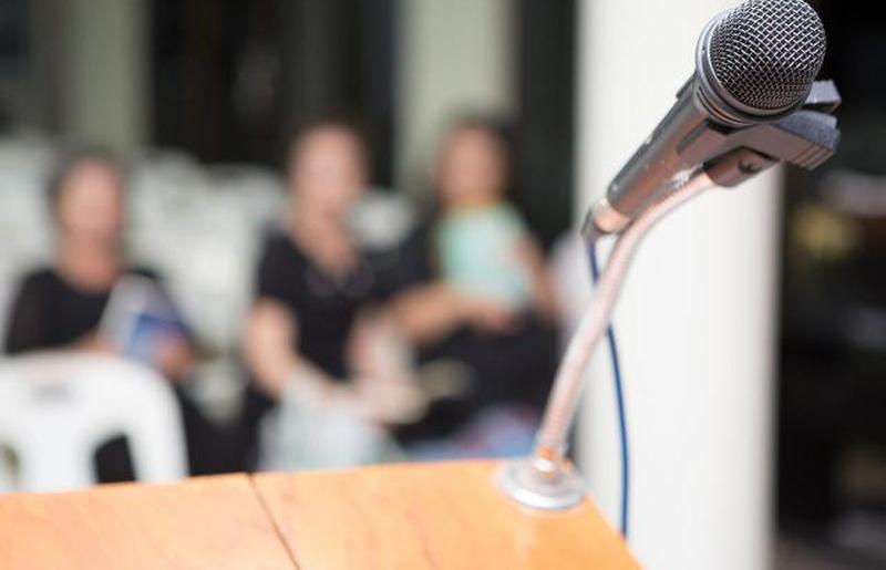 Микрофоны на поминальной трибуне 