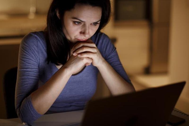 Женщина, созерцающая экран компьютера