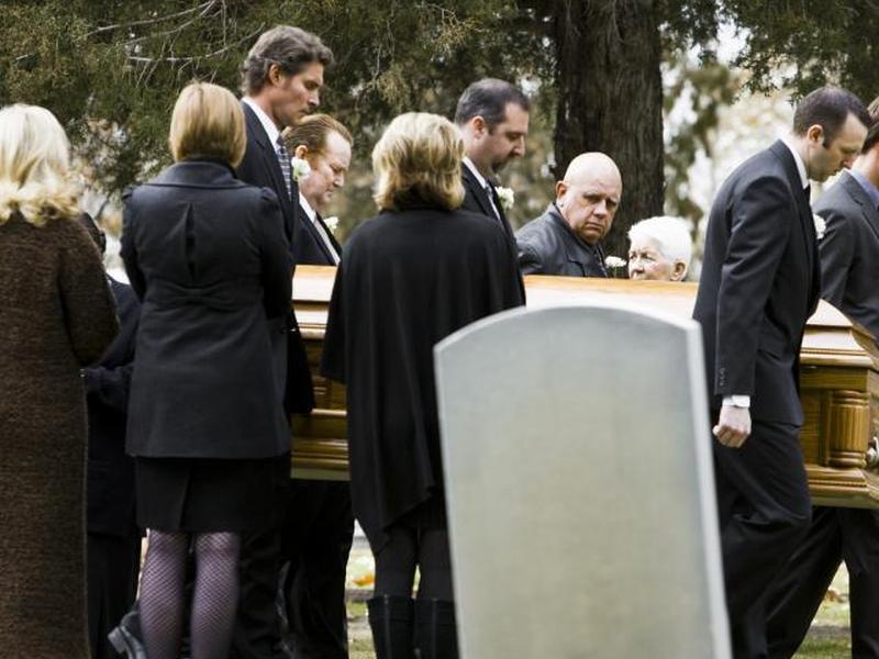 Несущие гроб несут гроб к могиле