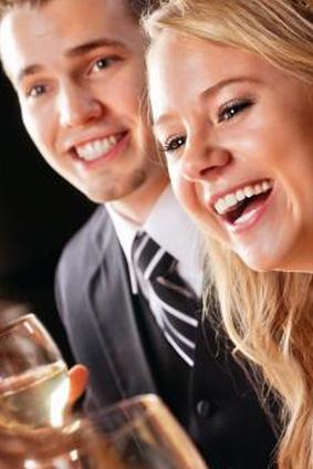 Счастливая пара на их помолвке