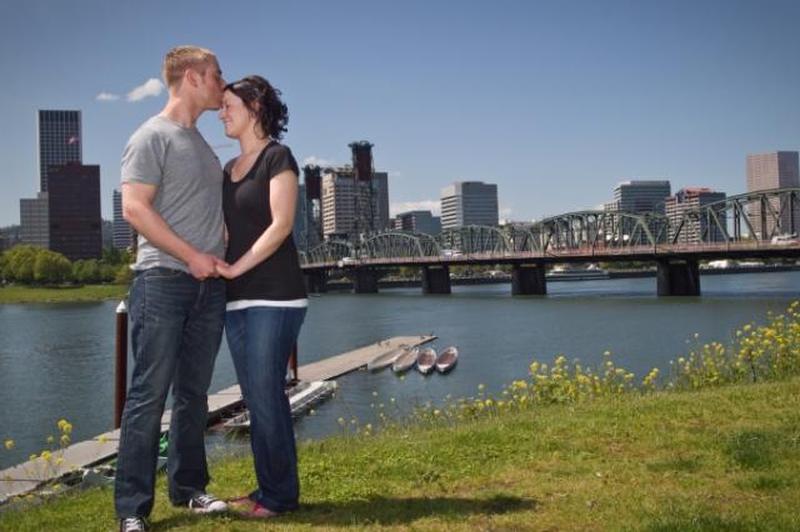 https://cf.ltkcdn.net/engagementrings/images/slide/153614-849x565r1-engagement-picture-with-city-background.jpg