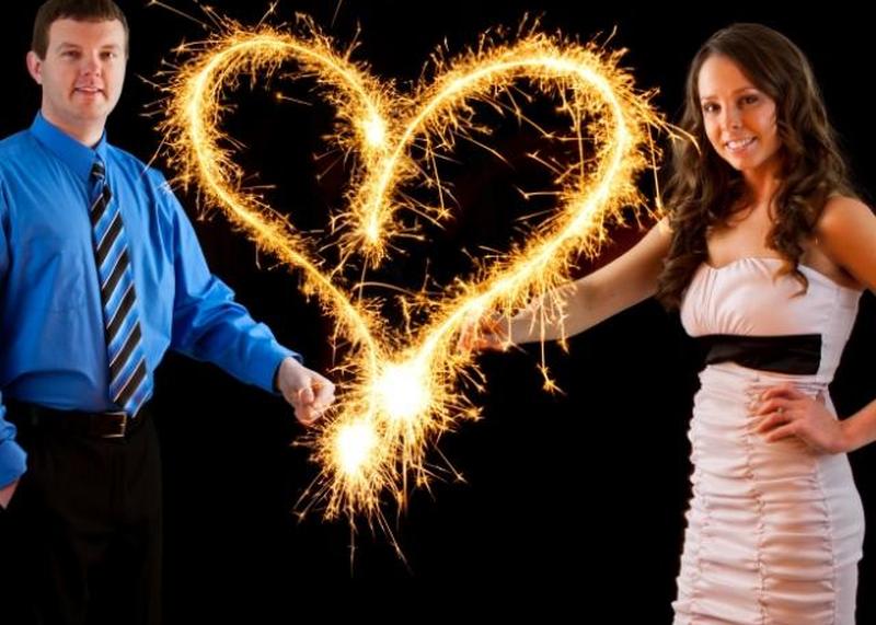 https://cf.ltkcdn.net/engagementrings/images/slide/153632-820x585r1-engagement-portait-with-sparklers.jpg