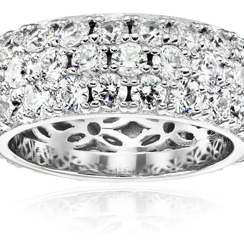 https://cf.ltkcdn.net/engagementrings/images/slide/207022-850x850-pave-set-band.jpg