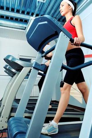 Женщина, идущая на беговой дорожке