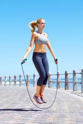 Женщина прыгает через скакалку