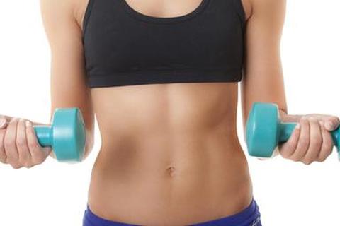 Женщина, держащая веса