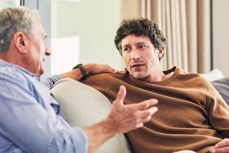 двое мужчин серьезно разговаривают