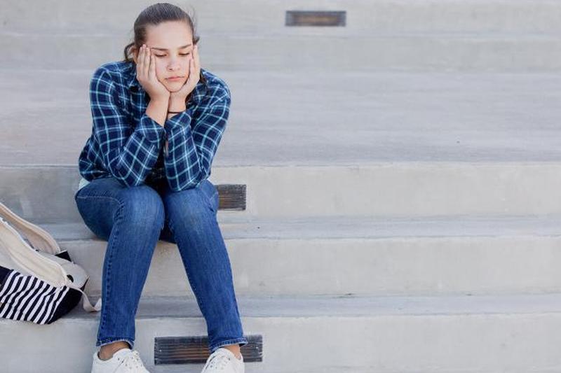 Скучающая девушка-подросток