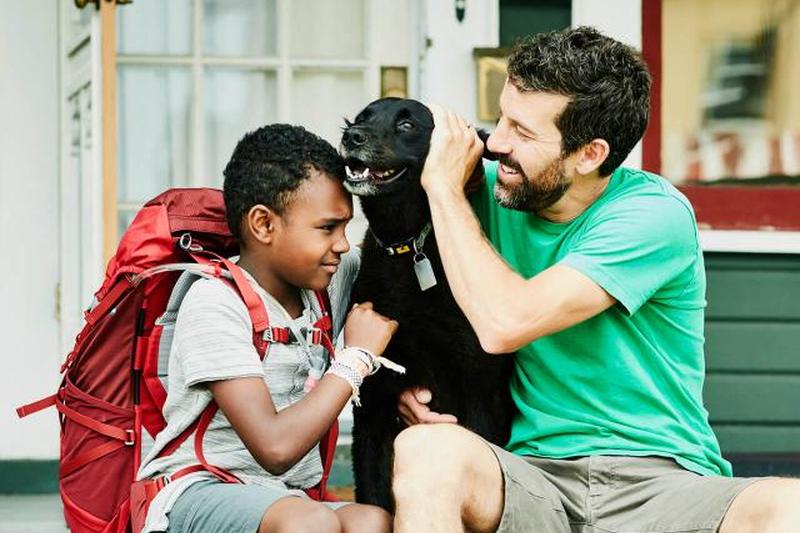 Отец и сын сидят на крыльце