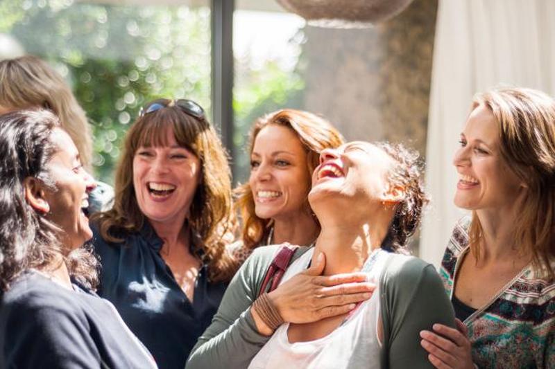 Женщины на воссоединении приветствуют и улыбаются