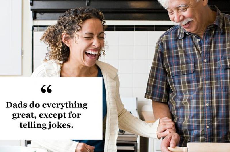 дочь смеется, потому что ее отец рассказал плохую шутку про папу