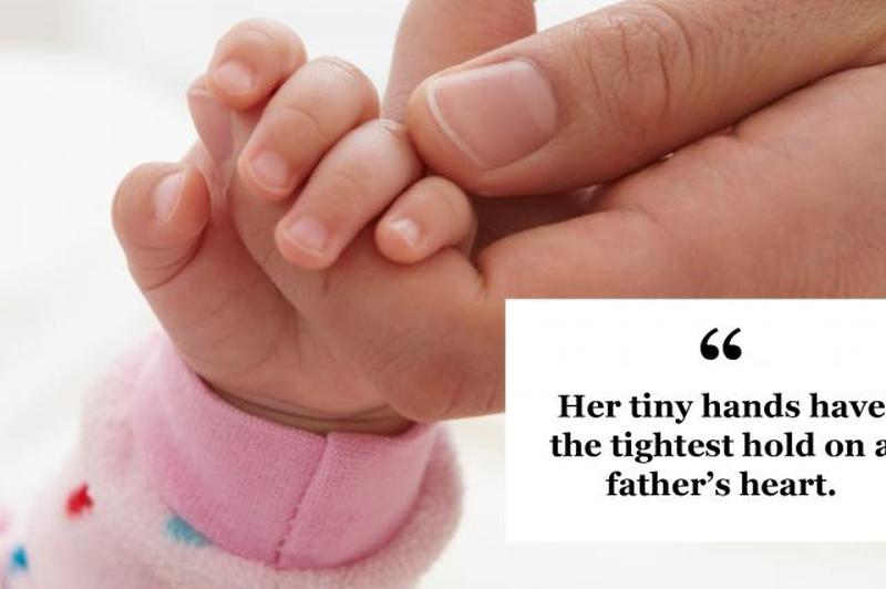 отец держит за руку маленькую дочь