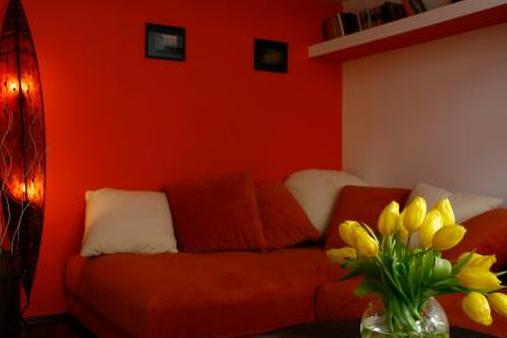 комната в оранжево-белом стиле