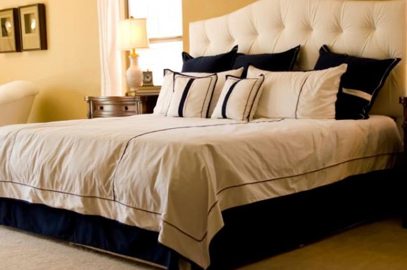 кровать у стены