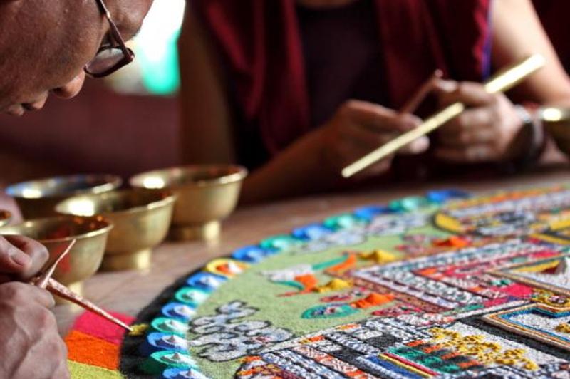 Буддийские монахи строят песчаные мандалы