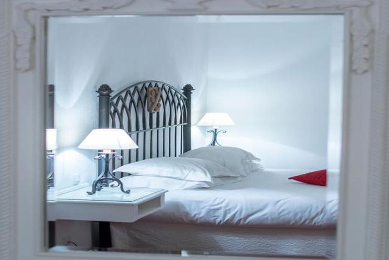 табу отражение кровати