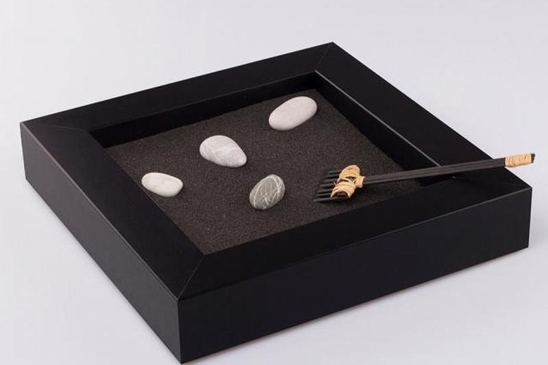 Сад с деревянным дзен-столом