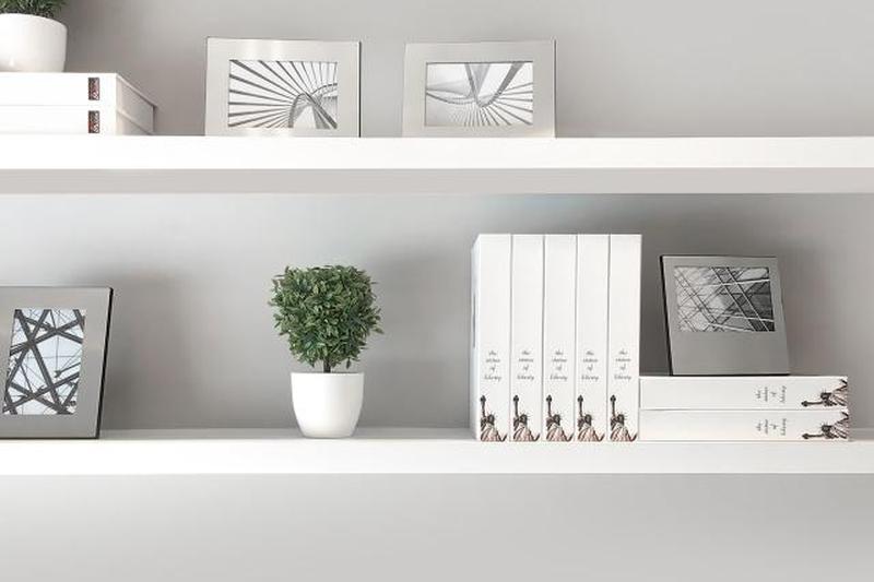 Серебряные металлические рамы на белой полке