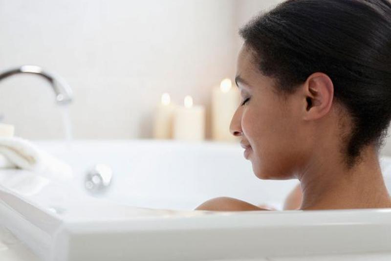 Женщина расслабляется, принимая ванну