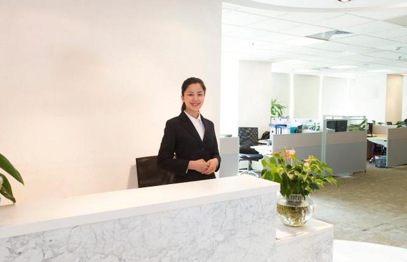 Деловая женщина на приеме в офисе