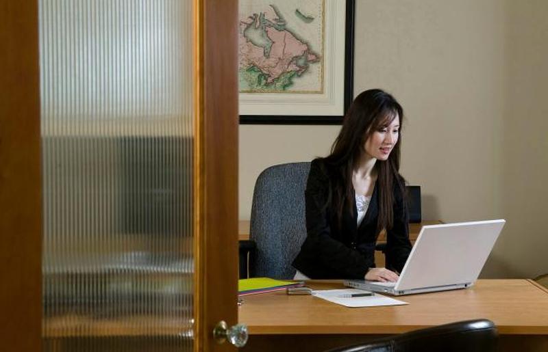 Деловая женщина с ноутбуком в офисе