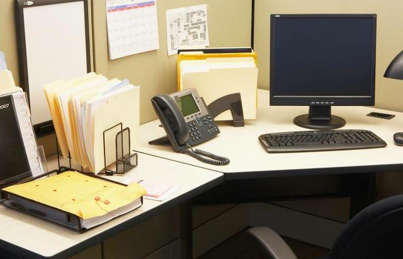 Компьютер и стационарный телефон в офисе