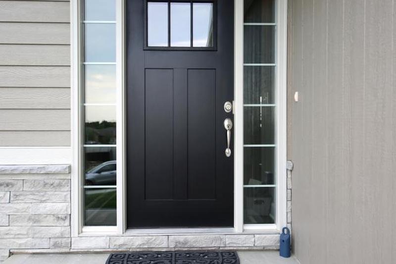 входная дверь с окнами