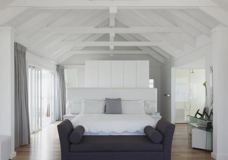 Не ставьте кровать под балки.