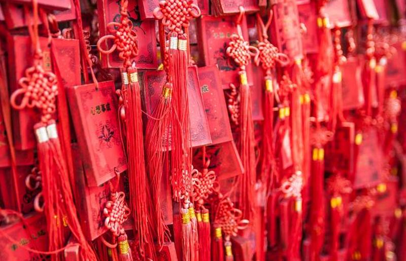 Подвесные красные деревянные молитвенные блоки