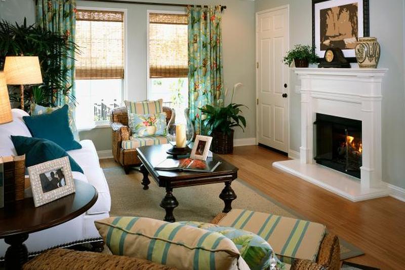 Уютная гостиная в пляжном стиле с камином 