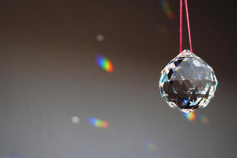 Крупный план хрустального шара, висящего на стене