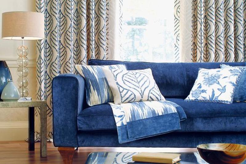 Интерьер формального дивана в окне с подушками