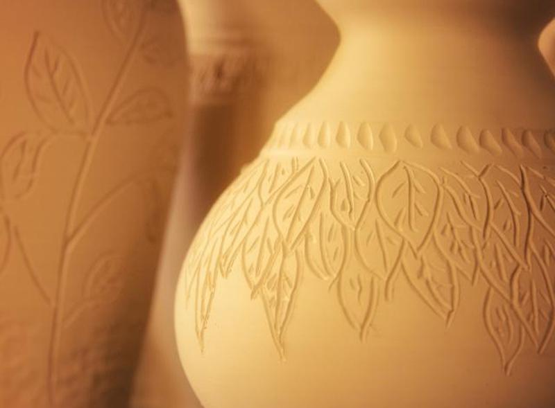 Крупный план глиняных банок