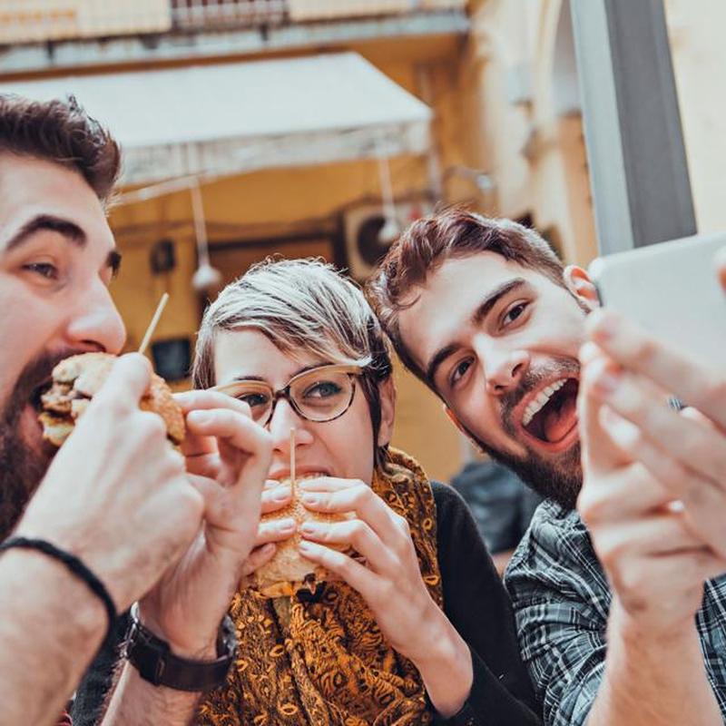 https://cf.ltkcdn.net/fun/images/slide/205516-850x850-Friends-In-restaurant-taking-selfie.jpg