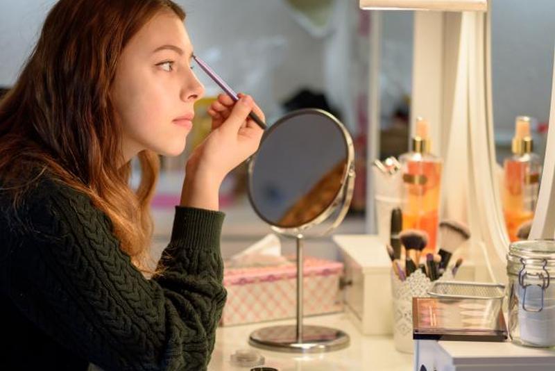 Нанесение макияжа