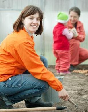 женщина сажает семена