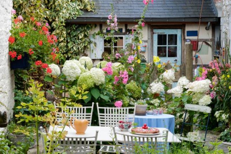 Утопающий в цветах дачный дворик